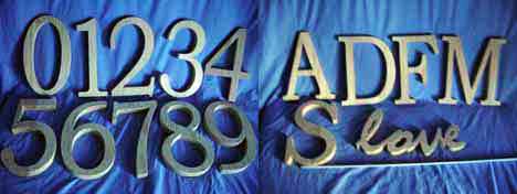 cifras y letras en madera